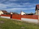 Građevinska parcela od 1884 m² s komunalno opremljenim gospodarskim zgradama